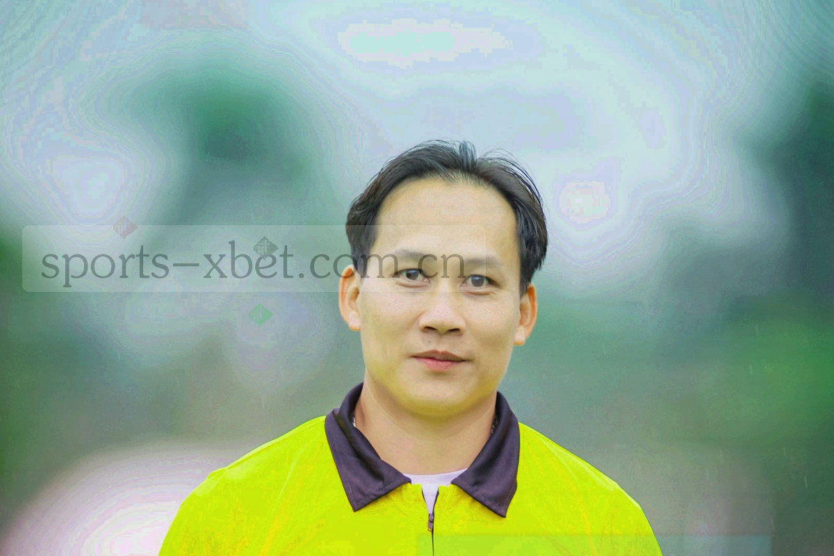 战术板与笔迹抽象特写，线条由深空蓝过渡到冷白